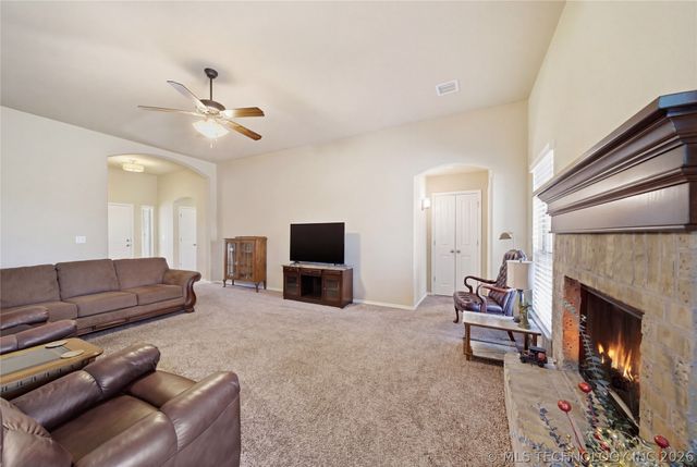 5416 S Skylane Place, Sand Springs, OK 74063