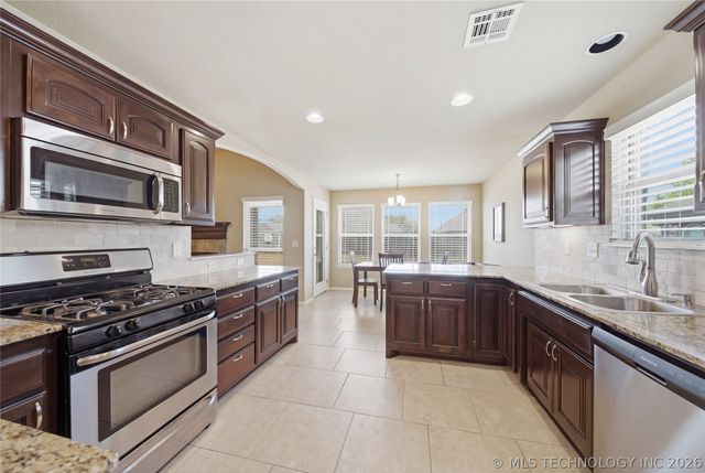 5416 S Skylane Place, Sand Springs, OK 74063