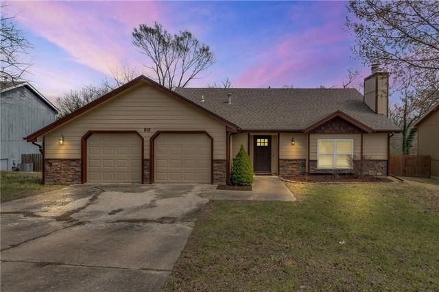912 Chalk Hill Court, Lawrence, KS 66049
