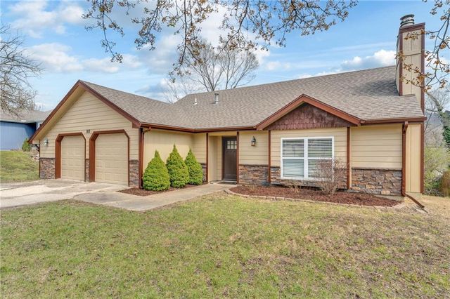 912 Chalk Hill Court, Lawrence, KS 66049