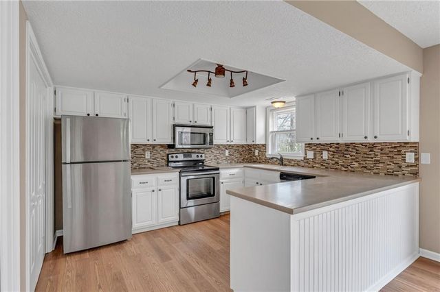 912 Chalk Hill Court, Lawrence, KS 66049