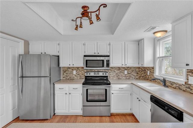 912 Chalk Hill Court, Lawrence, KS 66049