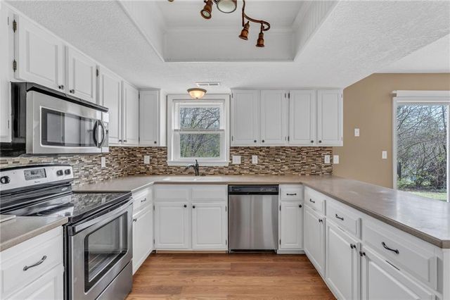 912 Chalk Hill Court, Lawrence, KS 66049