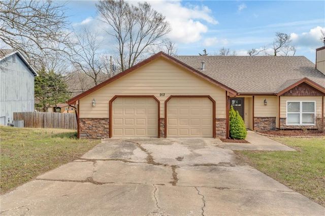 912 Chalk Hill Court, Lawrence, KS 66049