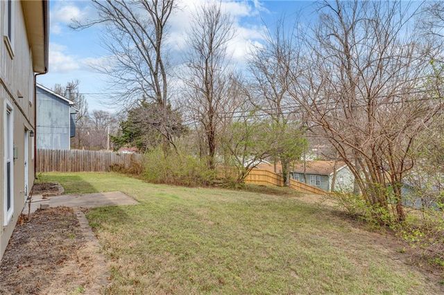 912 Chalk Hill Court, Lawrence, KS 66049