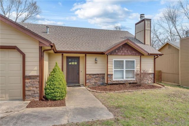 912 Chalk Hill Court, Lawrence, KS 66049