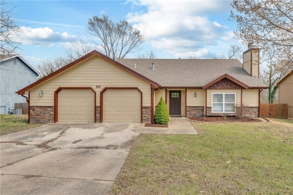 912 Chalk Hill Court, Lawrence, KS 66049