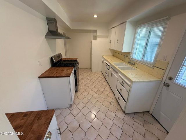 6555 Hazeltine Avenue, Van Nuys, CA 91401
