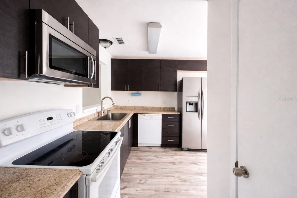 Image 10 of property listing at 11008 YORKSHIRE RIDGE COURT, Orlando, FL 32837