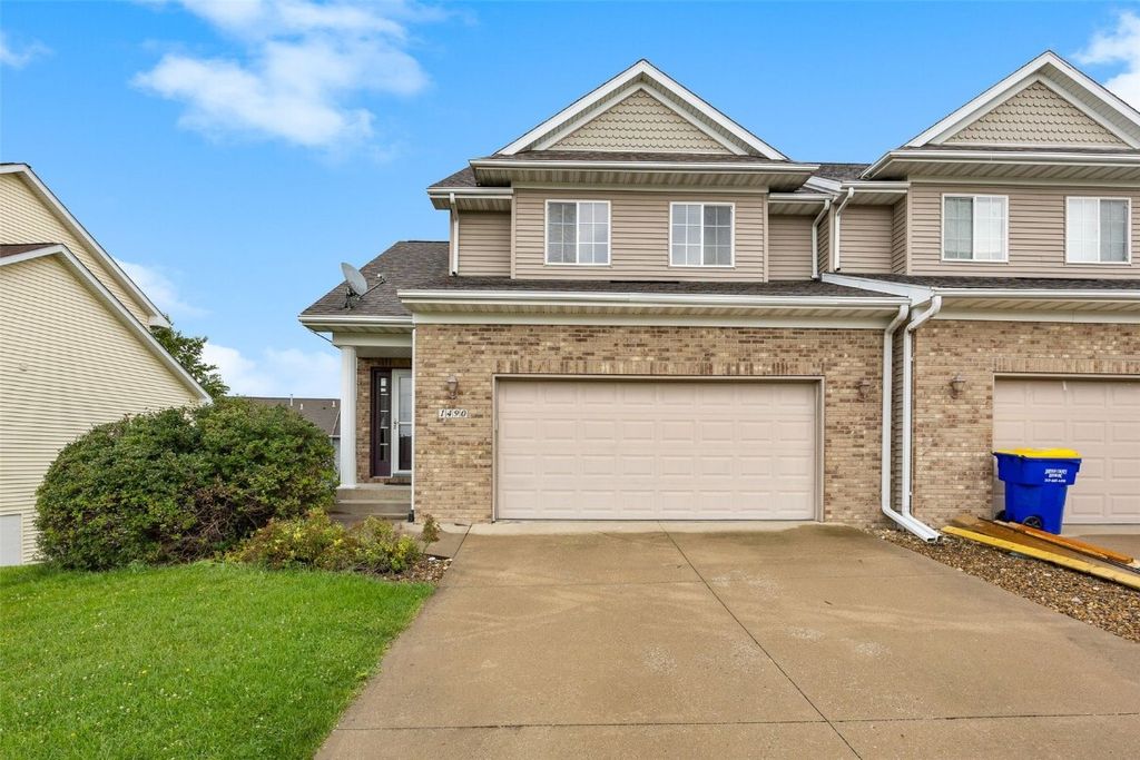 1490 Vandello Cir, North Liberty, IA 52317