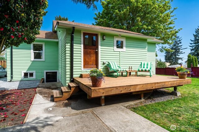 908 N 102nd, Seattle, WA 98133