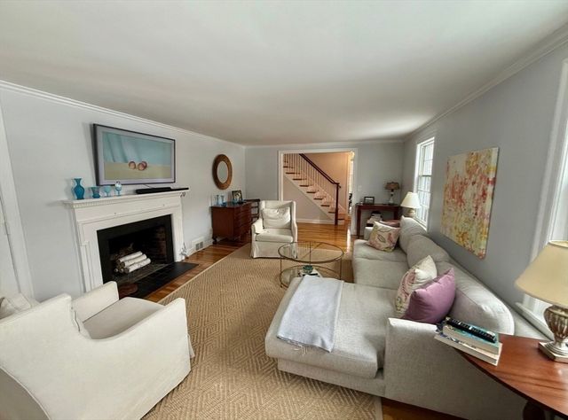 124 Pilgrim Rd, Wellesley, MA 02481