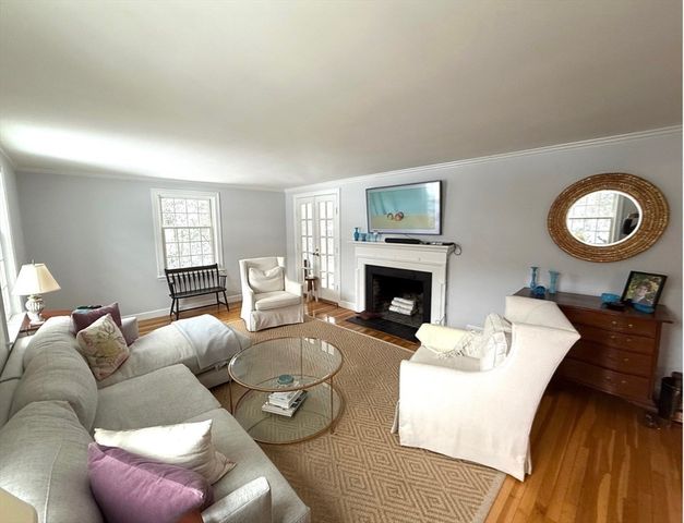 124 Pilgrim Rd, Wellesley, MA 02481