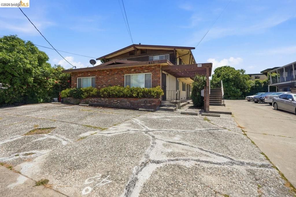 Image 1 of property listing at 933 41St St, Oakland, CA 94608