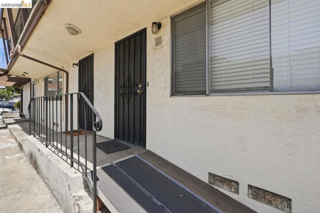 Image 17 of property listing at 933 41St St, Oakland, CA 94608