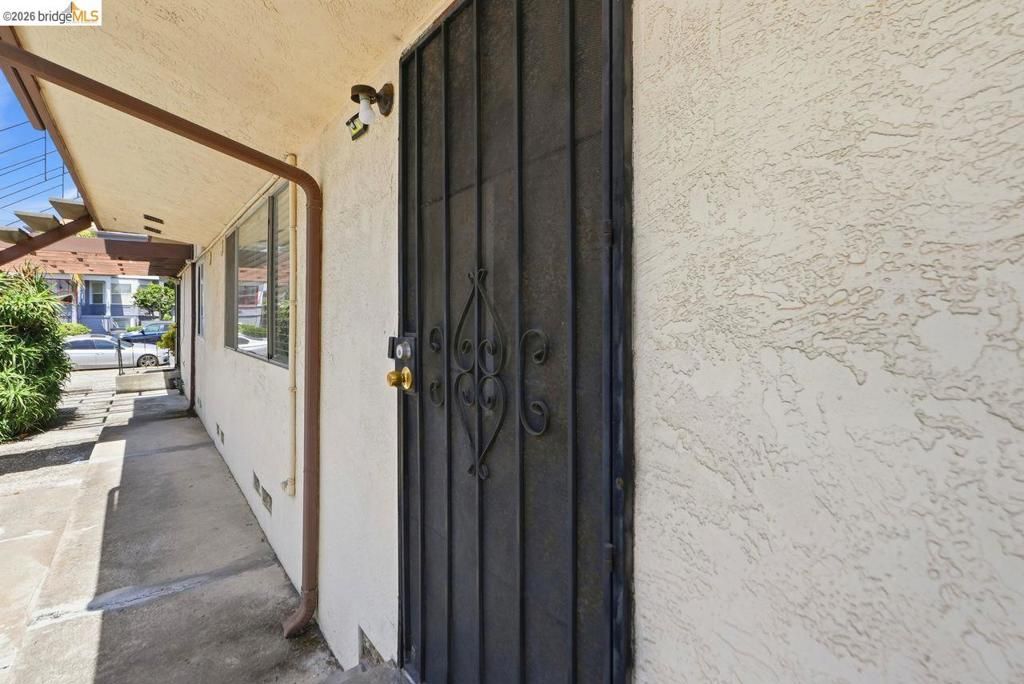 Image 18 of property listing at 933 41St St, Oakland, CA 94608