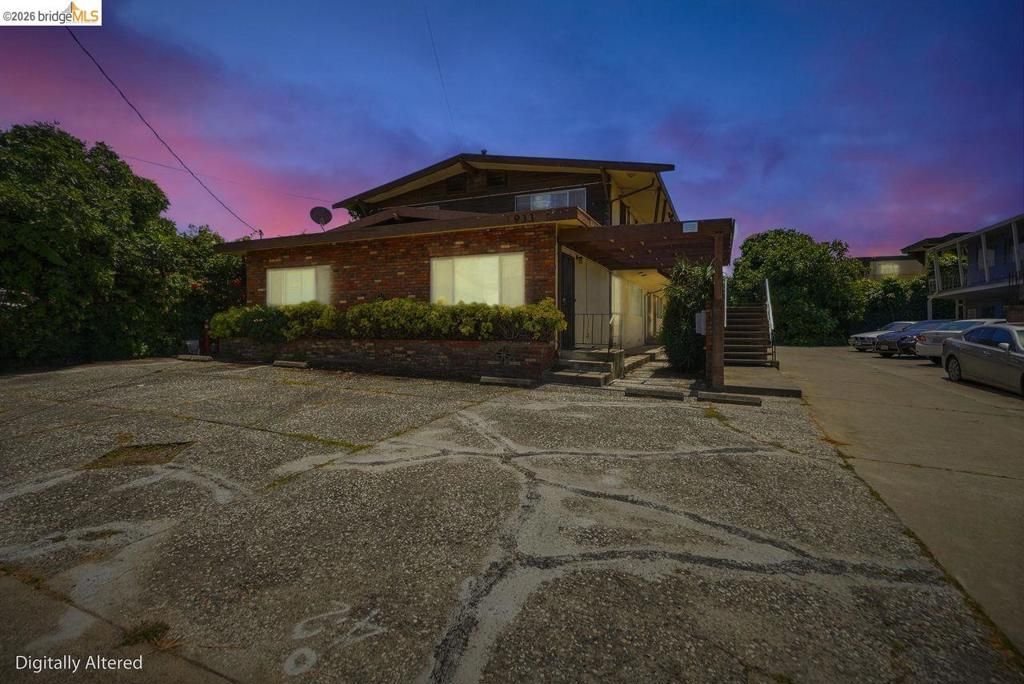 Image 2 of property listing at 933 41St St, Oakland, CA 94608