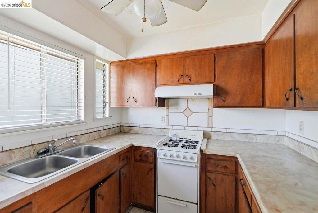 Image 22 of property listing at 933 41St St, Oakland, CA 94608
