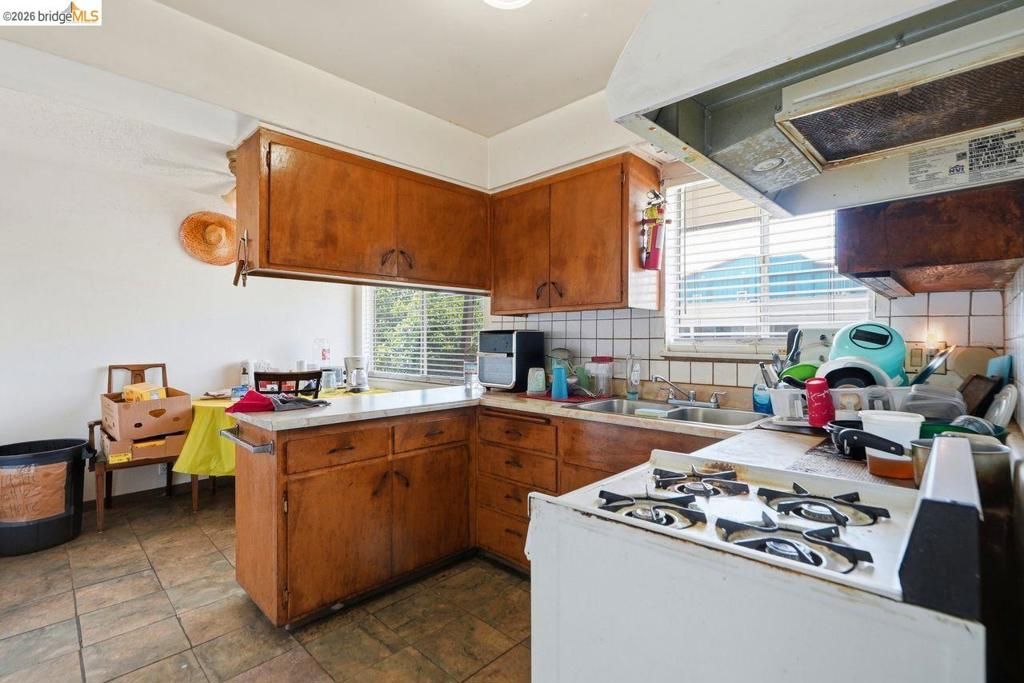Image 25 of property listing at 933 41St St, Oakland, CA 94608
