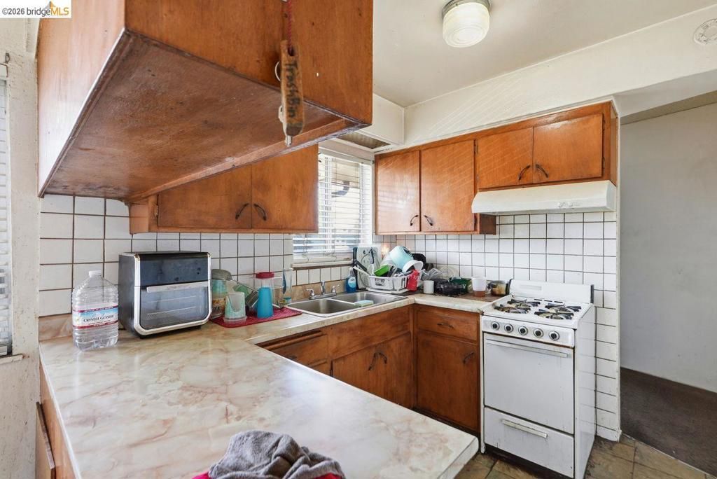 Image 26 of property listing at 933 41St St, Oakland, CA 94608