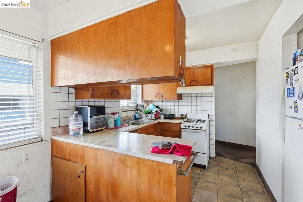 Image 27 of property listing at 933 41St St, Oakland, CA 94608
