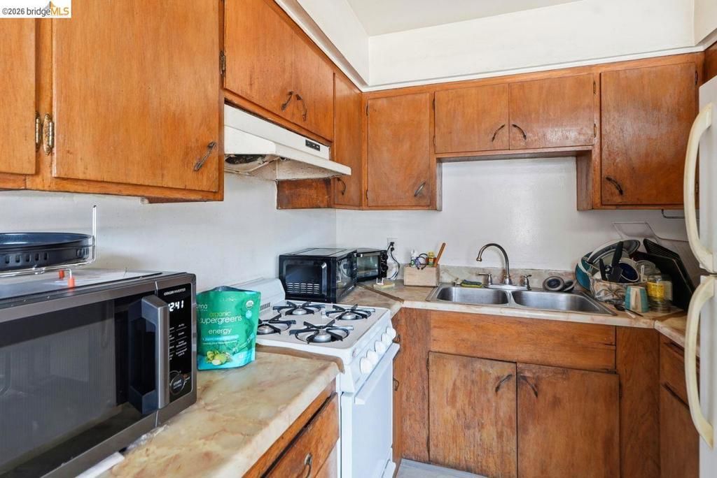 Image 28 of property listing at 933 41St St, Oakland, CA 94608