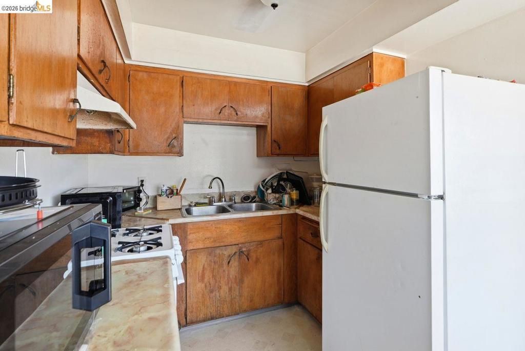 Image 29 of property listing at 933 41St St, Oakland, CA 94608