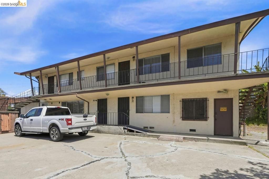 Image 3 of property listing at 933 41St St, Oakland, CA 94608