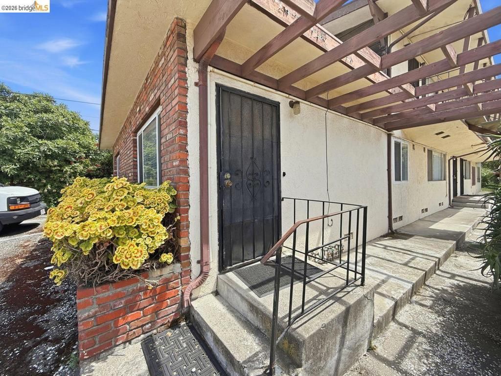 Image 4 of property listing at 933 41St St, Oakland, CA 94608
