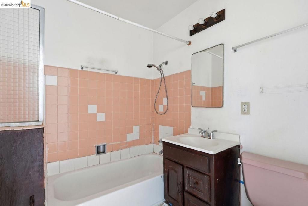 Image 46 of property listing at 933 41St St, Oakland, CA 94608