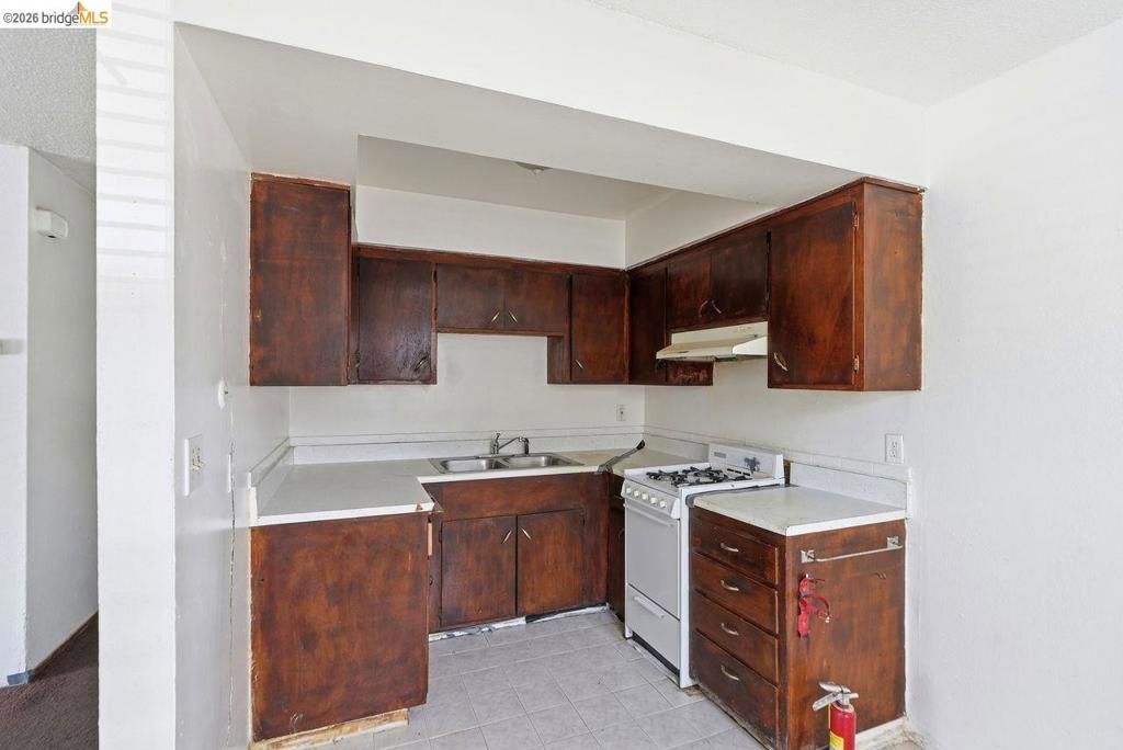 Image 7 of property listing at 933 41St St, Oakland, CA 94608