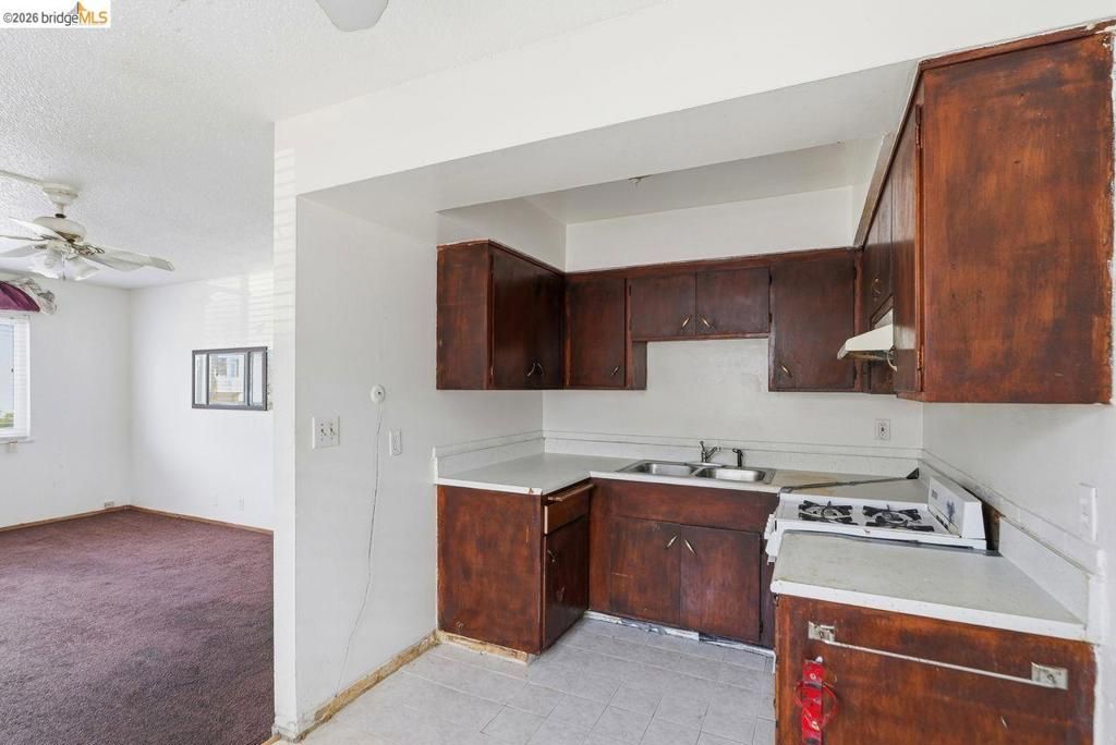 Image 8 of property listing at 933 41St St, Oakland, CA 94608