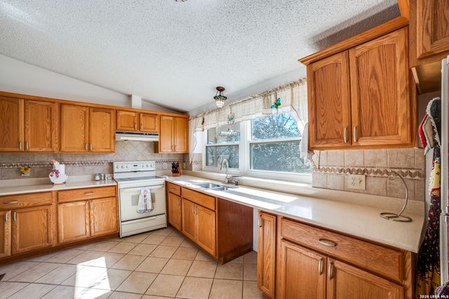 6490 Smith Rd, Von Ormy, TX 78073