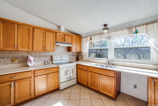 6490 Smith Rd, Von Ormy, TX 78073