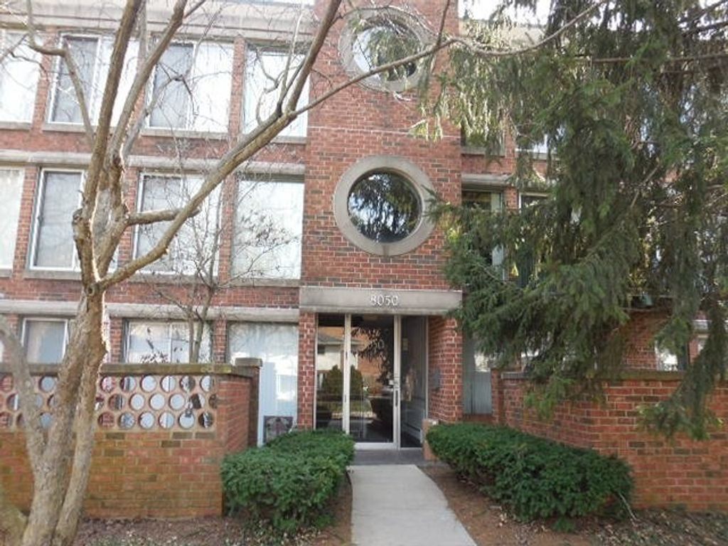 8050 Arbor Lane 303, Northfield, IL 60093