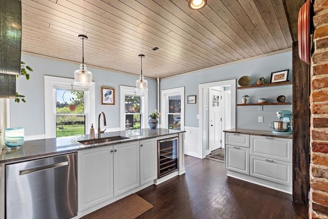 25 Warfield St, Hopedale, MA 01747