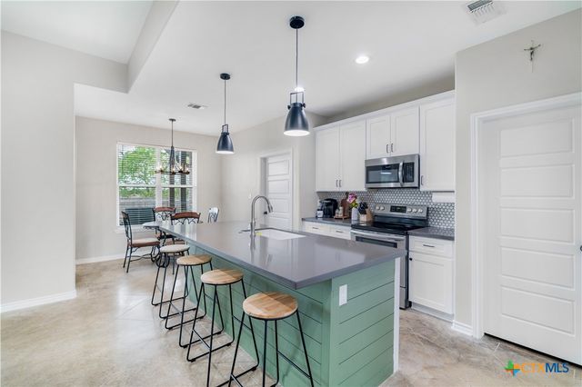 211 Amberglow Court, Victoria, TX 77904