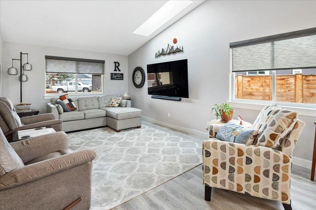 2240 NW Oak Court, Redmond, OR 97756