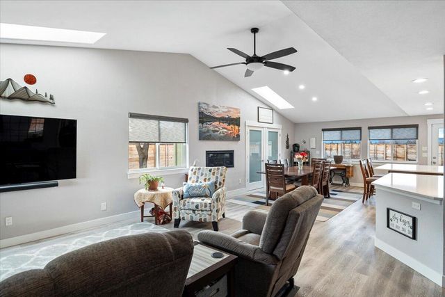 2240 NW Oak Court, Redmond, OR 97756