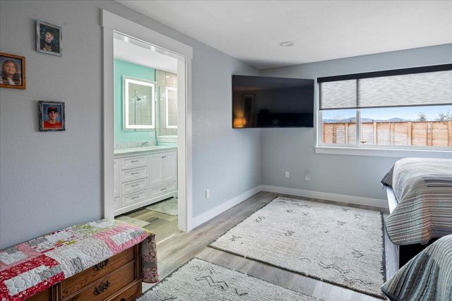 2240 NW Oak Court, Redmond, OR 97756