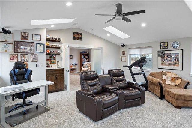 2240 NW Oak Court, Redmond, OR 97756