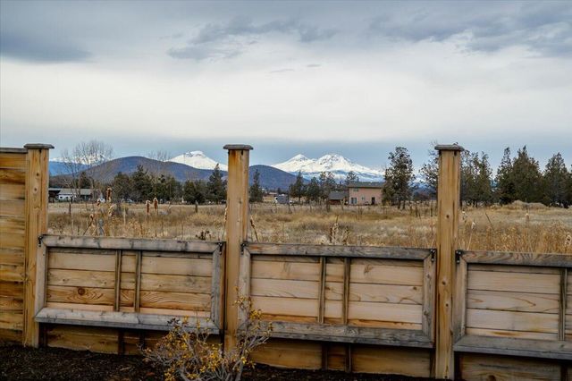 2240 NW Oak Court, Redmond, OR 97756