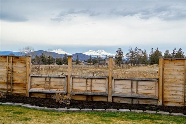 2240 NW Oak Court, Redmond, OR 97756