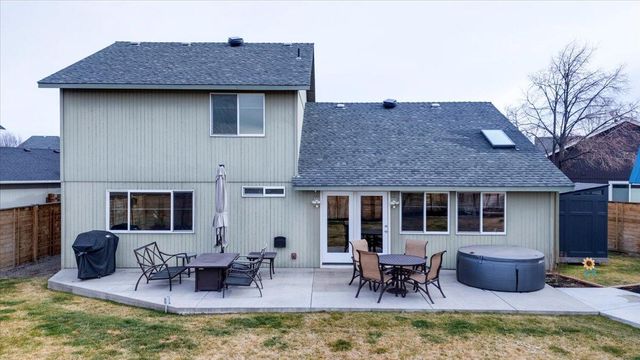 2240 NW Oak Court, Redmond, OR 97756