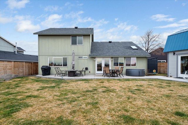 2240 NW Oak Court, Redmond, OR 97756