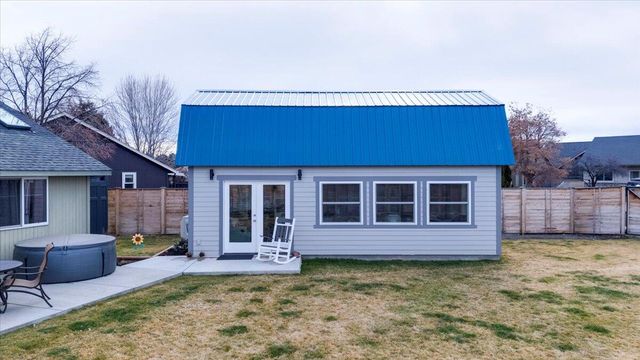 2240 NW Oak Court, Redmond, OR 97756