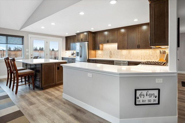 2240 NW Oak Court, Redmond, OR 97756