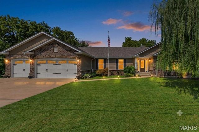 211 Shumate Avenue, Maryland Heights, MO 63043