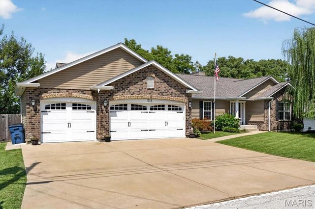 211 Shumate Avenue, Maryland Heights, MO 63043