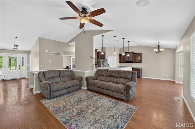211 Shumate Avenue, Maryland Heights, MO 63043